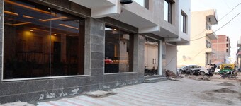 OYO 27061 Hotel Magnum