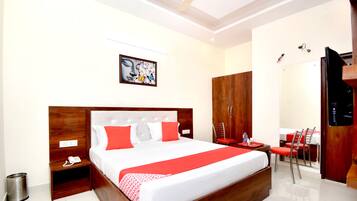 Desk, soundproofing, free WiFi, bed sheets