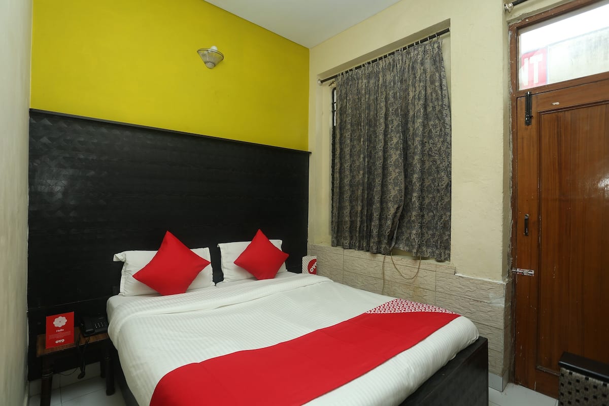 Double Room, 1 Queen Bed | Free WiFi, bed sheets