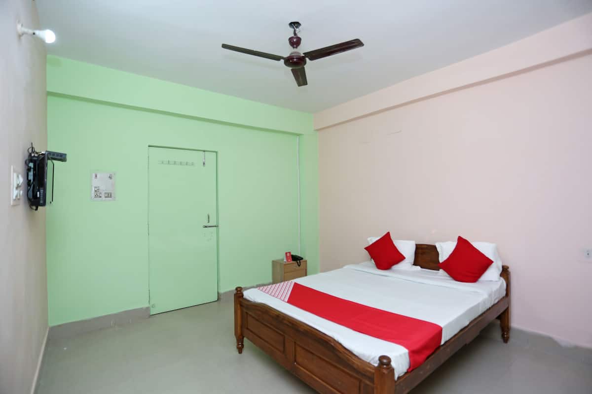 Double or Twin Room | In-room safe, iron/ironing board, free WiFi