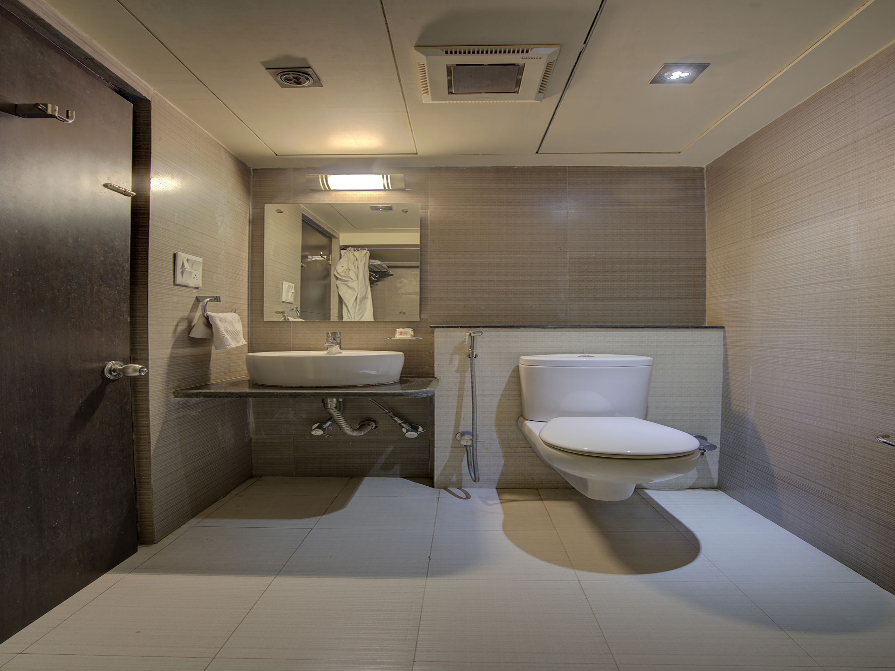 Deluxe Double or Twin Room, 1 Queen Bed | Bathroom | Free toiletries, towels
