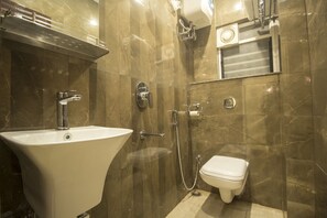 Kahden hengen huone (yksi tai kaksi sänkyä) | Kylpyhuone | Ilmaiset hygieniatuotteet, pyyhkeet