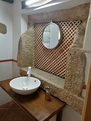 Buồng tắm vòi sen, khăn tắm
