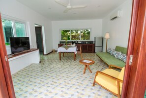 アパートメント プールビュー (Studio - including Free Pick Up) | リビング エリア | 32 インチの液晶テレビ (プレミアムチャンネル視聴可)、テレビ