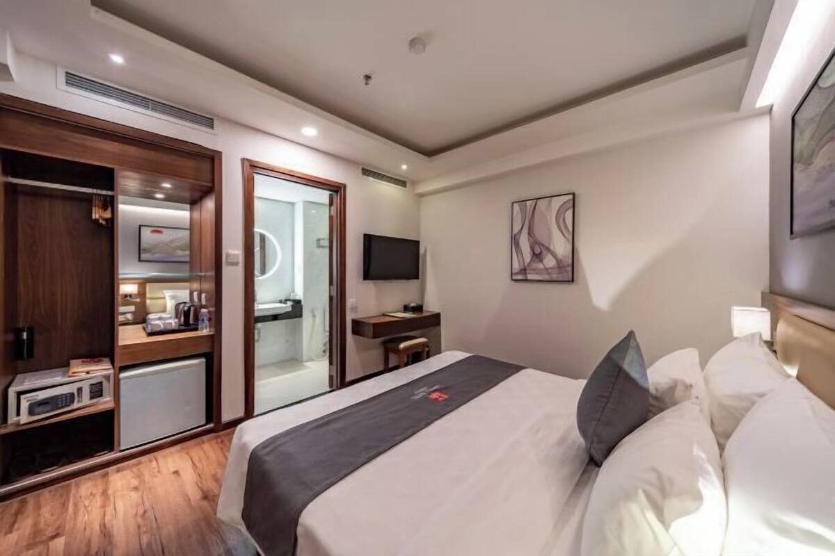 Minibar, Zimmersafe, Schreibtisch, Verdunkelungsvorhänge