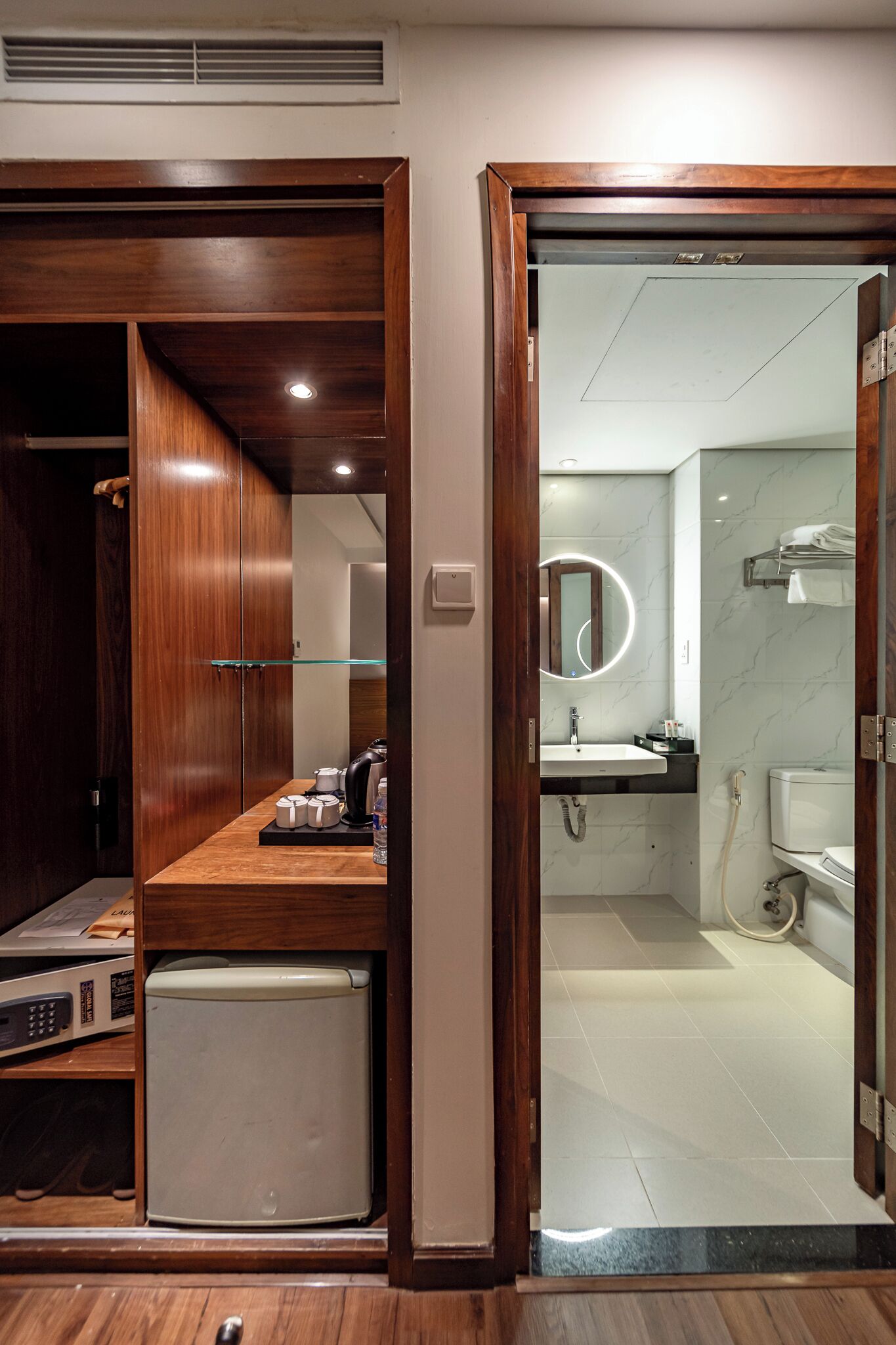 Un baño moderno y funcional con tocador, lavabo y espejo.