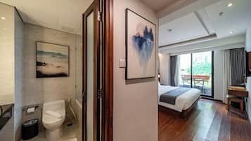 Kamar Deluks (Bathtub/Shower) | 1 kamar tidur, minibar, brankas, dan meja kerja
