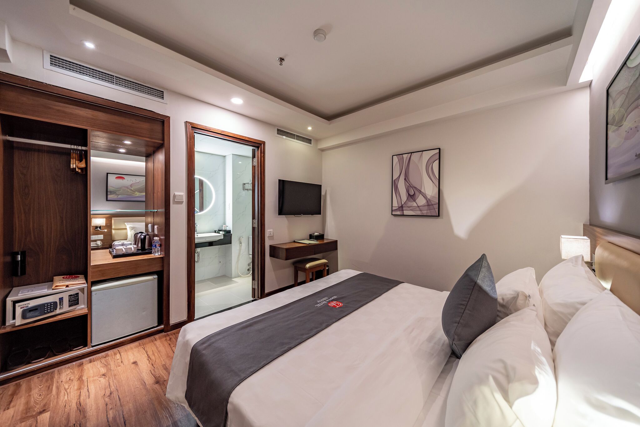 pre-superior room | minibar, in-room safe, desk, blackout curtains