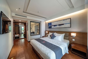 Phòng Deluxe (Bathtub/Shower) | Minibar, két bảo mật tại phòng, bàn, màn/rèm cản sáng