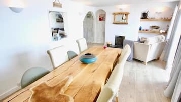 Crab Shack-Luxury Duplex Apartment | In-room dining