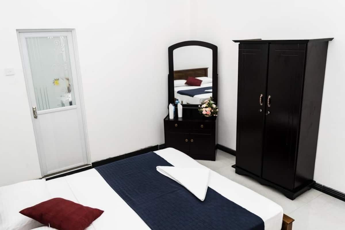 Deluxe Single Room, 1 King Bed, Non Smoking, Hill View | Premium bedding, desk, iron/ironing board, bed sheets