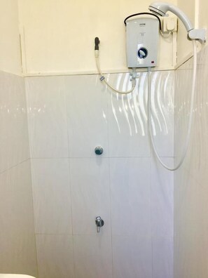 Shower, rainfall showerhead, free toiletries, bathrobes
