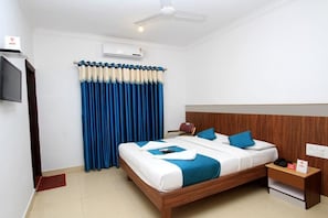 Deluxe Quadruple Room, Multiple Beds, Non Smoking, Hill View | Premium bedding, desk, iron/ironing board, bed sheets - New Kandy Residence (Kandy)