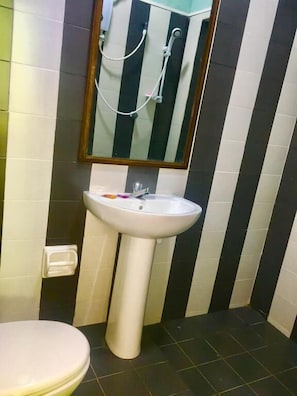 Deluxe Double Room, 1 King Bed, Non Smoking, Hill View | Bathroom | Shower, rainfall showerhead, free toiletries, bathrobes - New Kandy Residence (Kandy)