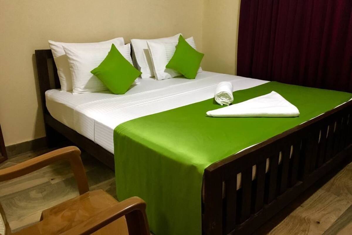 Deluxe Double Room, 1 King Bed, Non Smoking, Hill View | Premium bedding, desk, iron/ironing board, bed sheets