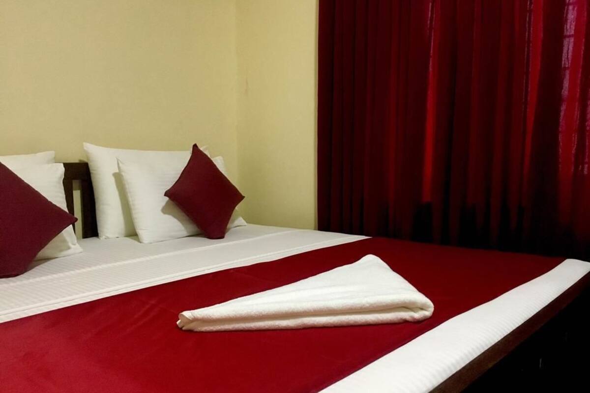 Deluxe Double Room, 1 King Bed, Non Smoking, Mountain View | Premium bedding, desk, iron/ironing board, bed sheets
