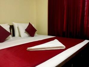 Deluxe dubbelrum - 1 kingsize-säng - icke-rökare - utsikt mot bergen | Sängtillbehör av högsta kvalitet, skrivbord och strykjärn/strykbräda
