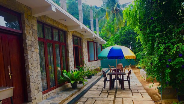 Outdoor dining - New Kandy Residence (Kandy)