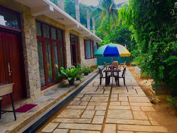 Outdoor dining - New Kandy Residence (Kandy)