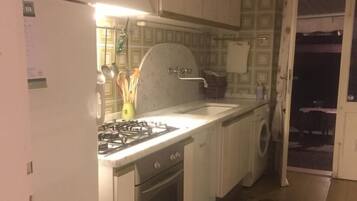 KĂŒhlschrank, Mikrowelle, Ofen, Herdplatte