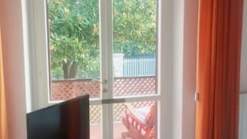 Smart-TV, Tischtennisplatte, BĂŒcher