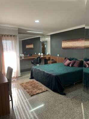 Bureau, espace de travail pour ordinateur portable, Wi-Fi gratuit