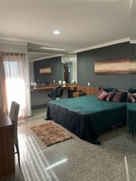 Escritorio, espacio para trabajar con laptop y wifi gratis 