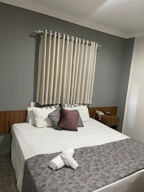 Desk, laptop workspace, free WiFi, bed sheets - HOTEL BOMBONATO UBERABA – Fácil acesso ao aeroporto e ao Parque de Exposições ABCZ (Uberaba)