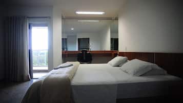办公桌、笔记本电脑工作区、免费 WiFi、床单