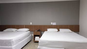 Quarto quádruplo família | Escrivaninha, espaço de trabalho para notebook, Wi-Fi de cortesia