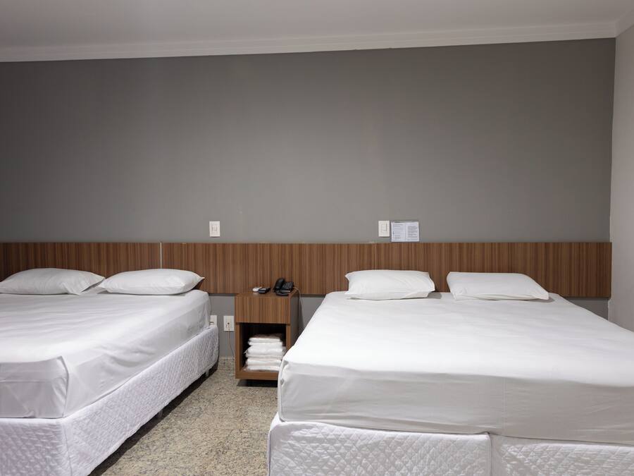 Habitación cuádruple familiar | Escritorio, espacio para trabajar con un portátil, wifi gratis