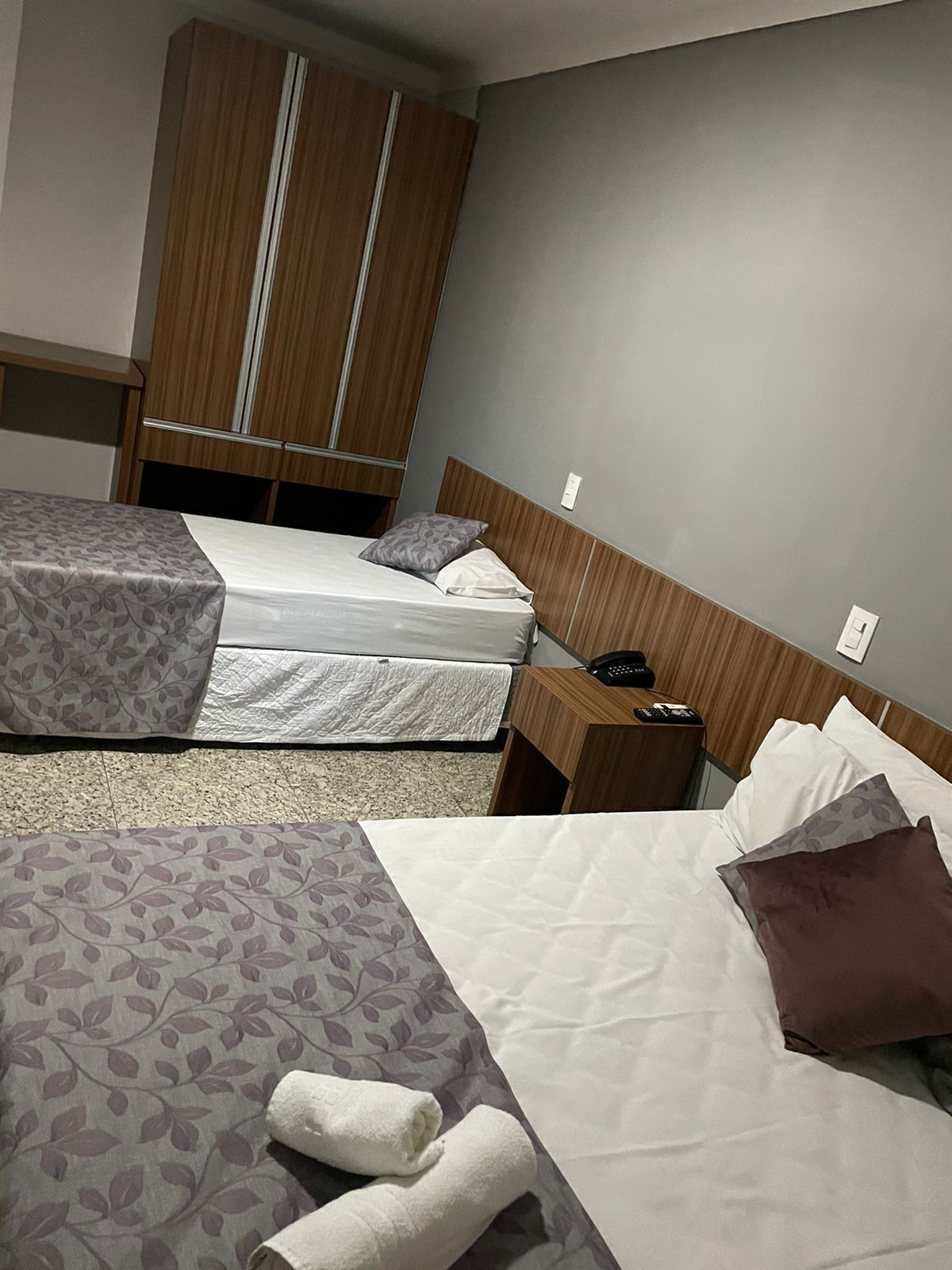 办公桌、笔记本电脑工作区、免费 WiFi、床单
