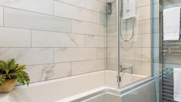 Quayside Modern Apartment | Bathroom | Towels