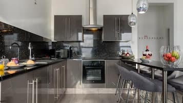 Habitación | Cocina privada | Refrigerador con congelador, microondas, horno y parrilla de estufa