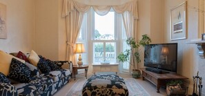 The Birches-Large Luxurious Villa | Living area