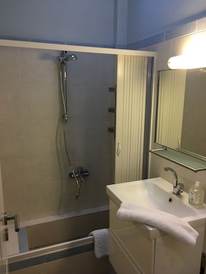Dusche, Haartrockner, Handtücher