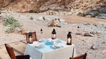 Aperto a colazione, pranzo e cena, cucina locale e internazionale