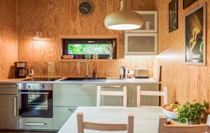 Kylskåp, spishäll, kaffe- och tebryggare och grytor/köksredskap