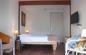 8 bedrooms, travel crib, free WiFi