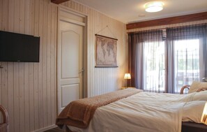 8 bedrooms, travel crib, free WiFi