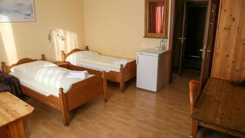 Doppel- oder Zweibettzimmer | Schreibtisch, kostenloses WLAN, Bettwäsche