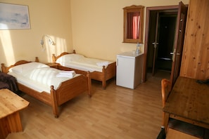 Double or Twin Room | Desk, free WiFi, bed sheets - Hotel Römerkrug (Hannover)
