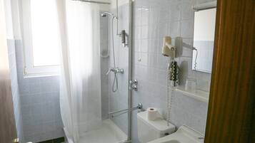 Doppel- oder Zweibettzimmer | Badezimmer | Dusche, kostenlose Toilettenartikel, Haartrockner, Handtücher