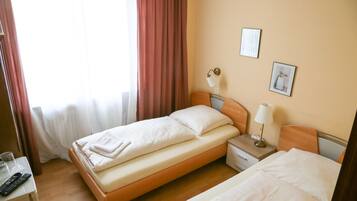 Doppel- oder Zweibettzimmer | Schreibtisch, kostenloses WLAN, Bettwäsche