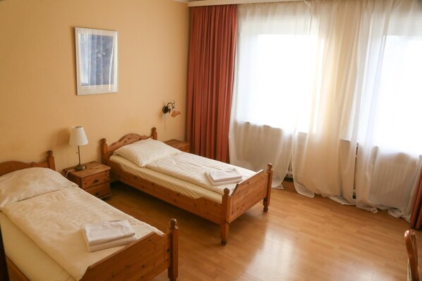 Desk, free WiFi, bed sheets - Hotel Römerkrug (Hannover)