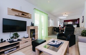 Smart-TV, DVD-Player, Tischfußball