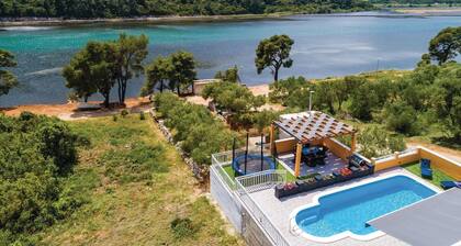 Cozy home in Ston with WiFi