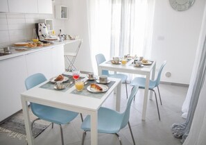 Batterie de cuisine, vaisselle et ustensiles