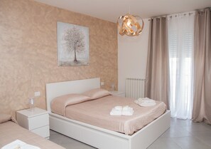 Habitación triple | Minibar, escritorio, wifi gratis y ropa de cama