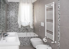 Triple Room | Bathroom - B&B Alla Niviera (Adelfia)